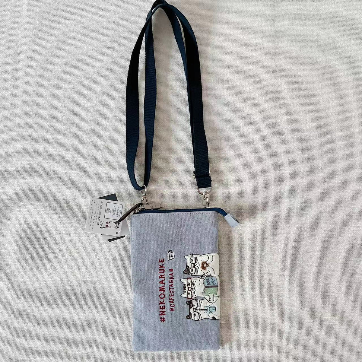 日本kusuguru刺繡眼鏡貓咪手機包斜背包肩背包布藝耳機傳輸線100|灰色7007-1