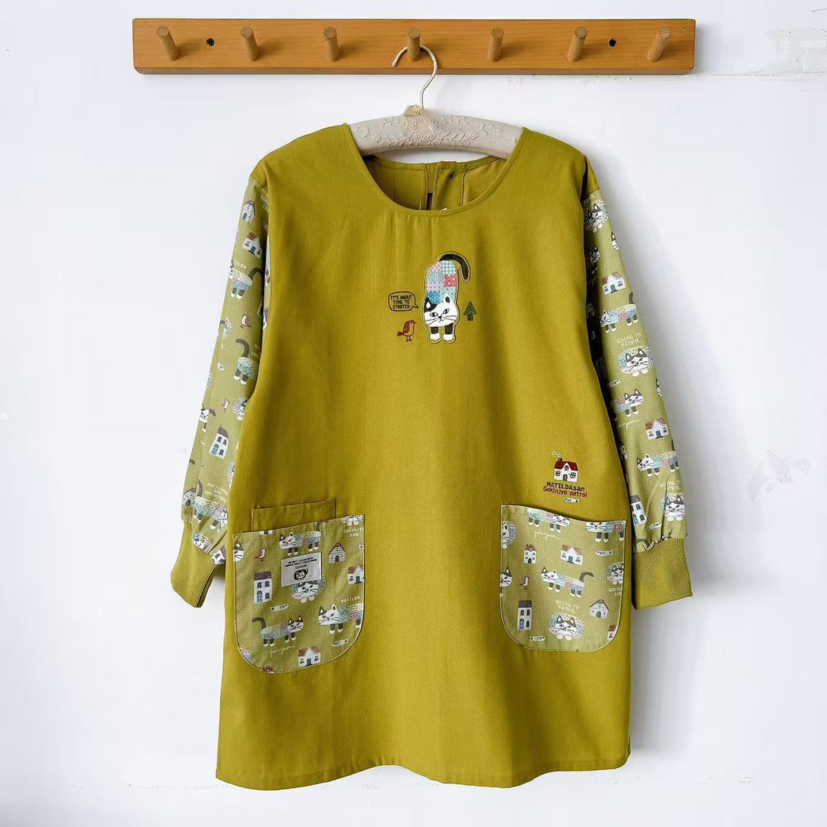 日本Kusuguru正品刺繡爬貓圍裙家務防油防污花藝烘焙防汙罩衫卡通601|爬貓芥黃色9617-1