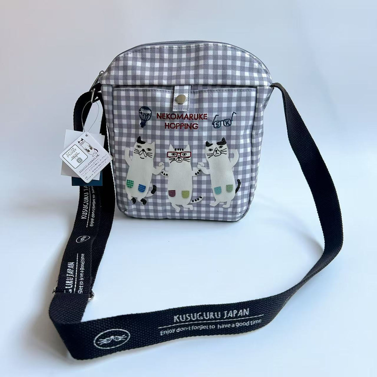 日本Kusuguru正品刺繡貓咪斜背包肩背包手機傳輸線耳機包格子500|灰格子眼鏡貓9007-1