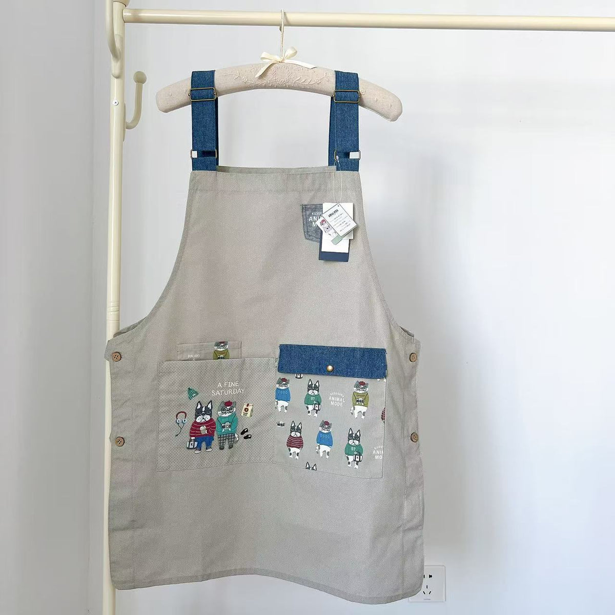 日本Kusuguru正品刺繡貓咪法鬥圍裙家務防油防污花藝烘焙卡通402|露西and保羅米色8517-1