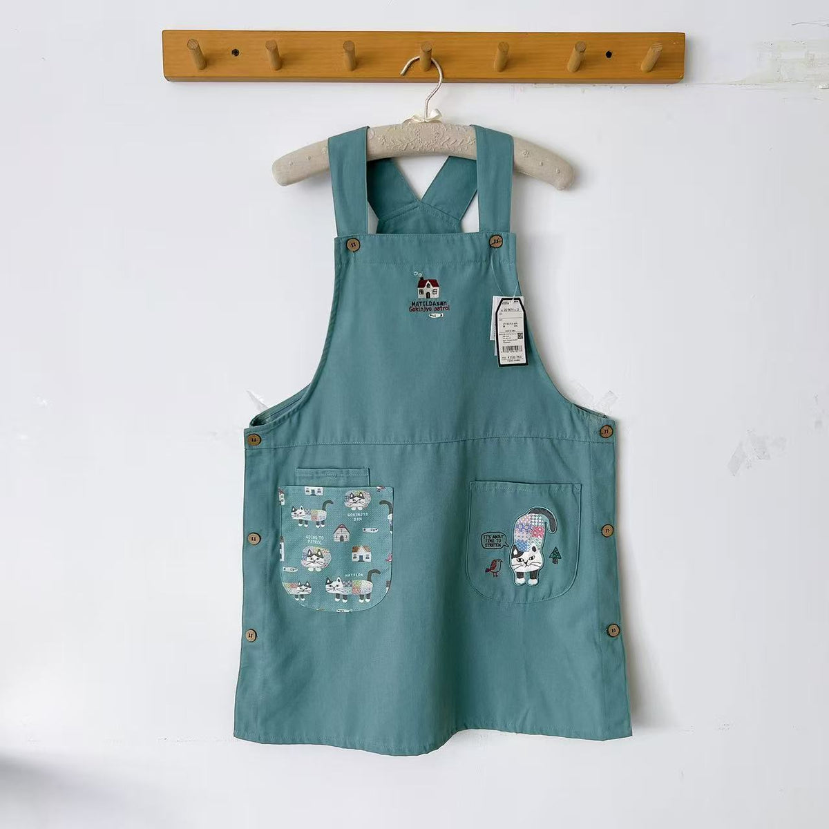 日本Kusuguru正品刺繡爬貓圍裙家務防油防污布藝花藝烘焙卡通601|爬貓湖藍色9614-2