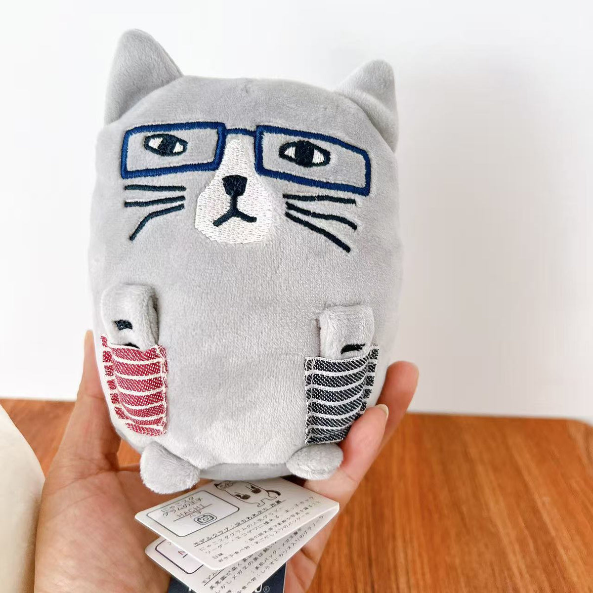 日本Kusuguru正品刺繡眼鏡貓公仔毛絨玩具卡通擺飾pp綿填充|眼鏡貓灰8821-2/15 cm