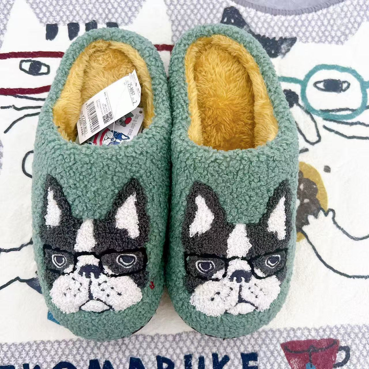 日本Kusuguru正品刺繡提花拖鞋羊絨顆粒地板拖防滑居家保暖鞋保暖421|法鬥犬綠8697-2/單一尺寸