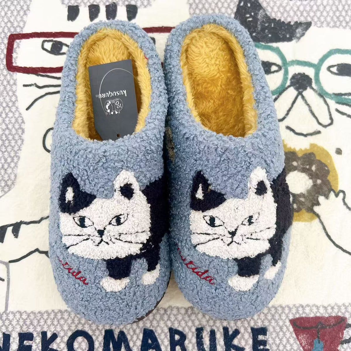 日本Kusuguru正品刺繡提花拖鞋羊絨顆粒地板拖防滑居家保暖鞋保暖421|爬貓灰8696-2/單一尺寸