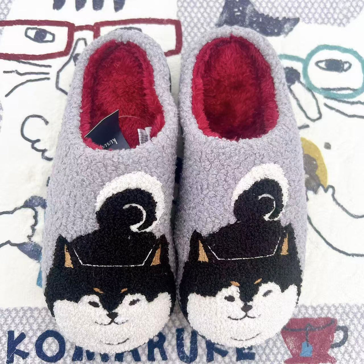 日本Kusuguru正品刺繡提花拖鞋羊絨顆粒地板拖防滑居家保暖鞋保暖421|柴犬灰色8698-1/單一尺寸