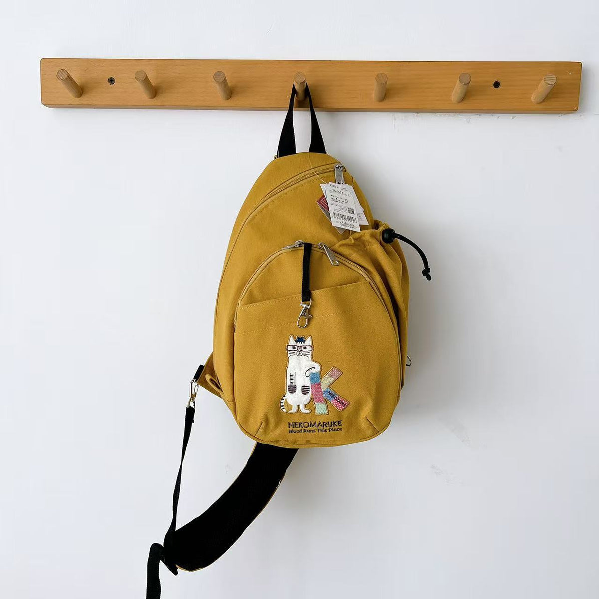 Kusuguru正品刺繡眼鏡貓胸包斜背包旅行背包方便攜帶休閒布藝肩背包600|眼鏡貓芥黃9613-1