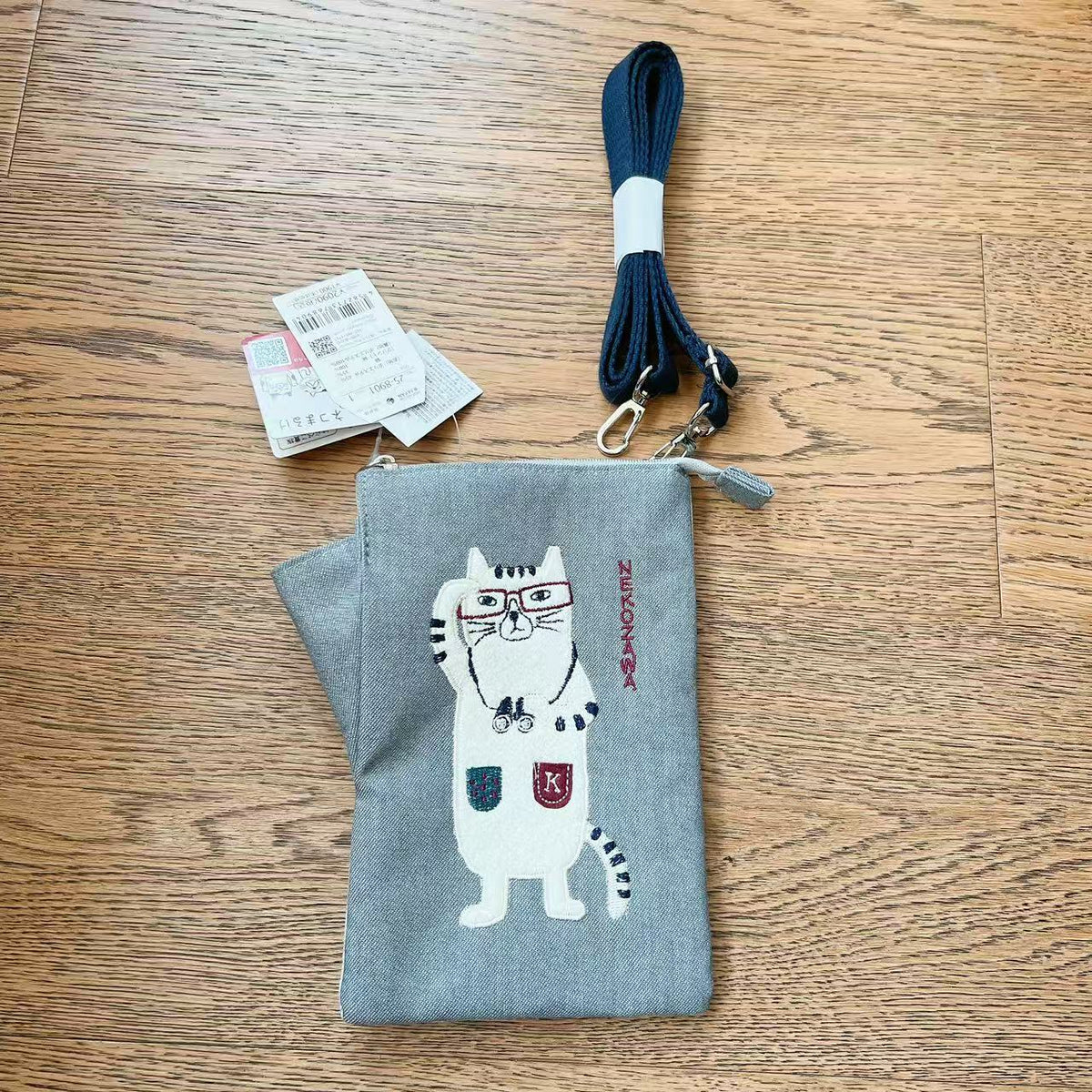 日本kusuguru刺繡眼鏡貓咪手機包斜背包肩背包布藝耳機傳輸線960|眼鏡貓灰色8901-1