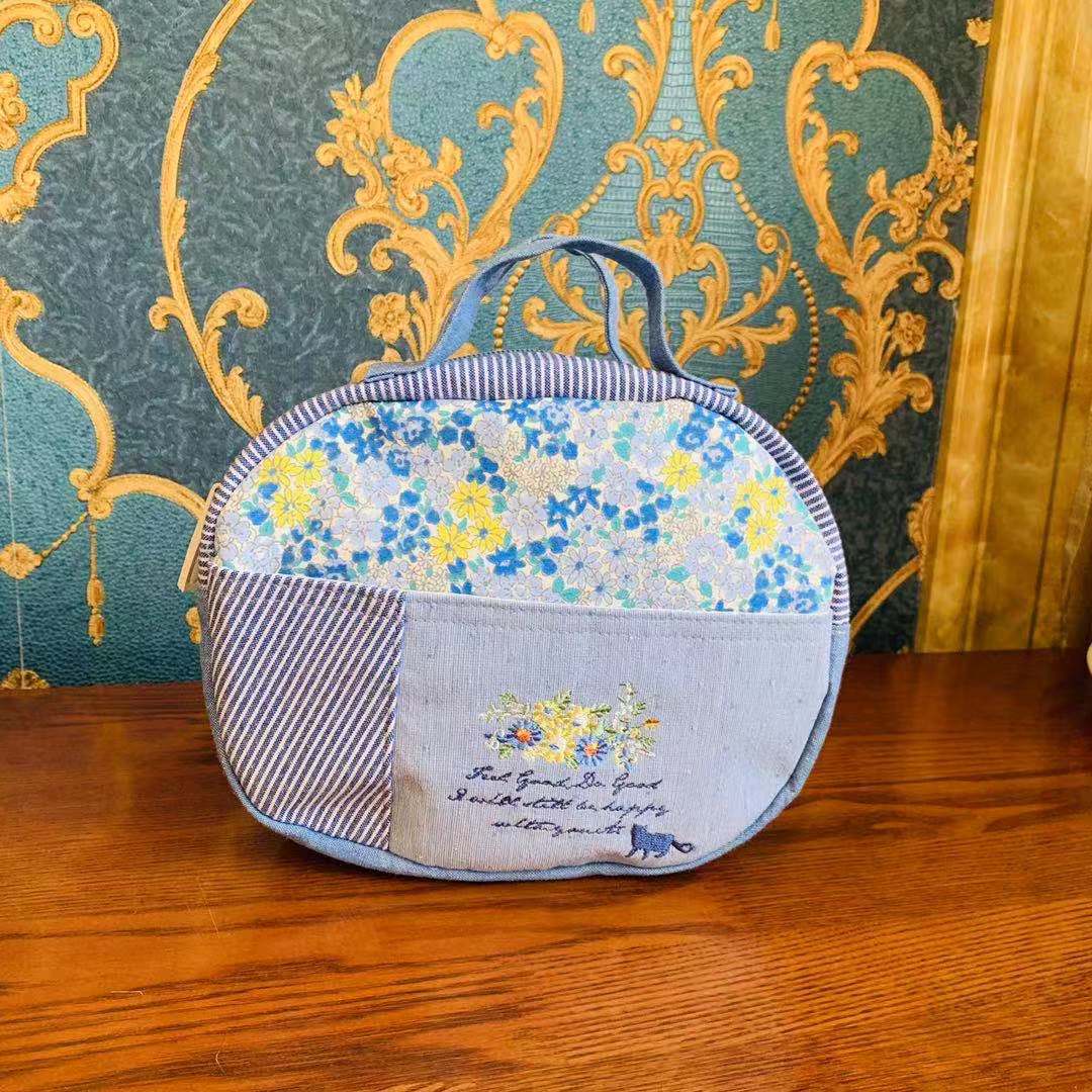 日本新款刺繡貓咪碎花布藝拼接手提包零錢包手機包化妝包清新可愛|藍色