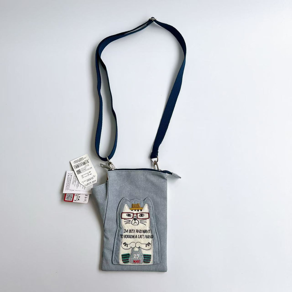 日本Kusuguru正品刺繡眼鏡貓手機包布藝斜背包傳輸線耳機包400|眼鏡貓灰色8507-1