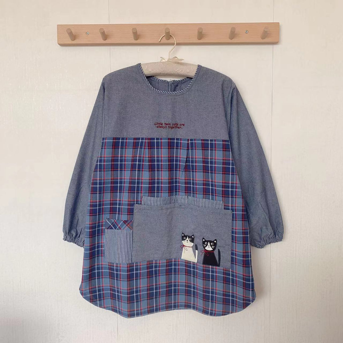 日本KUSUGURU刺繡貓咪居家防污防油防汙罩衫反穿烘焙花藝有袖885|藍色格子5078-2