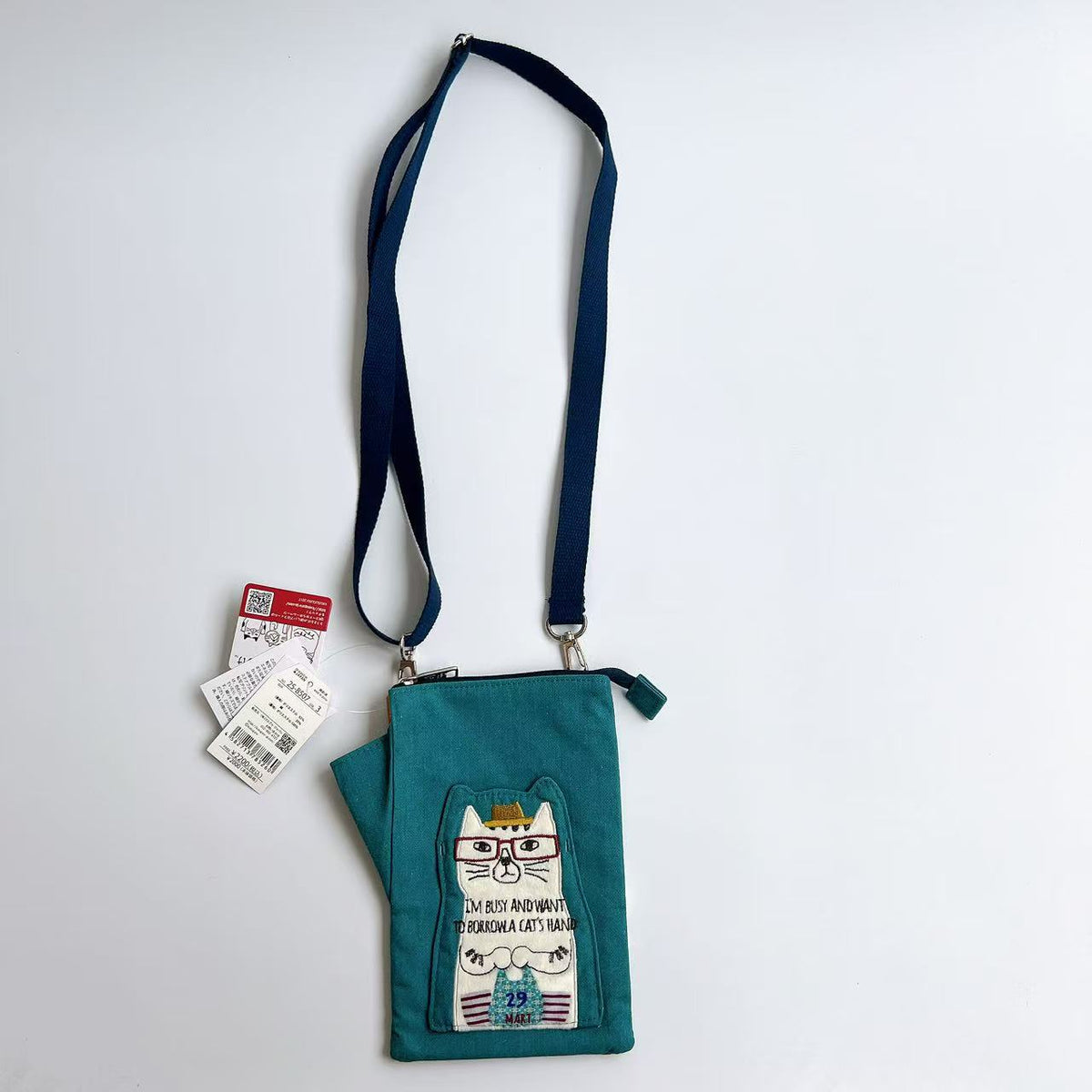 日本Kusuguru正品刺繡眼鏡貓手機包布藝斜背包傳輸線耳機包400|眼鏡貓藍綠8507-3