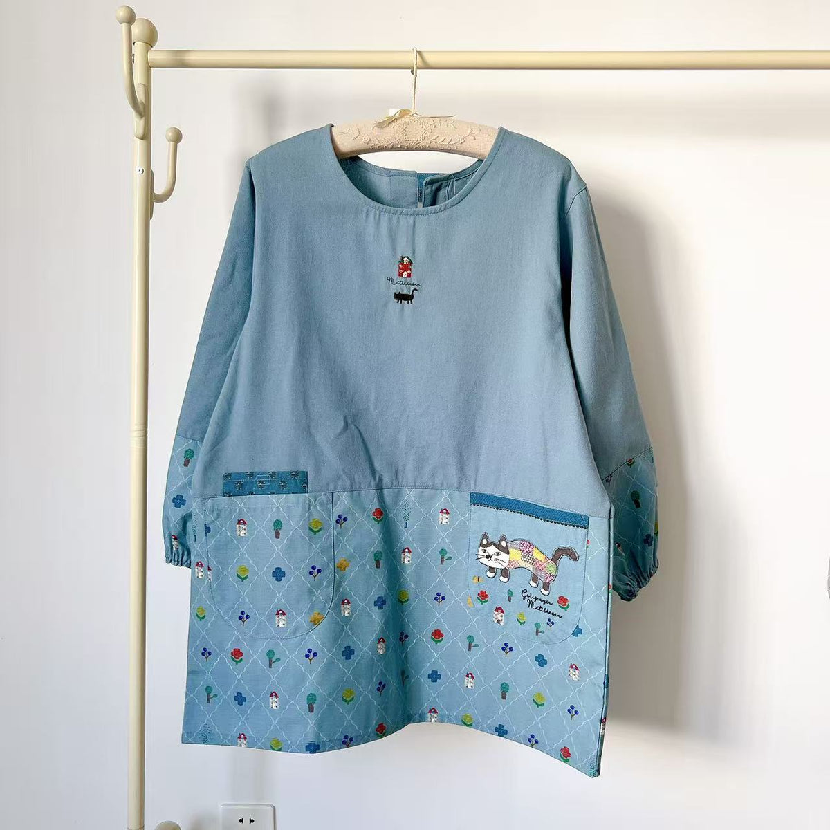 日本Kusuguru正品刺繡爬貓長袖圍裙家務防油防污花藝烘焙反穿401|爬貓藍色8535-2