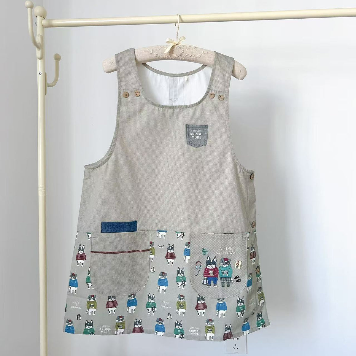 日本Kusuguru正品刺繡貓咪法鬥圍裙家務防油防污花藝烘焙卡通402|露西and保羅米色8516-1