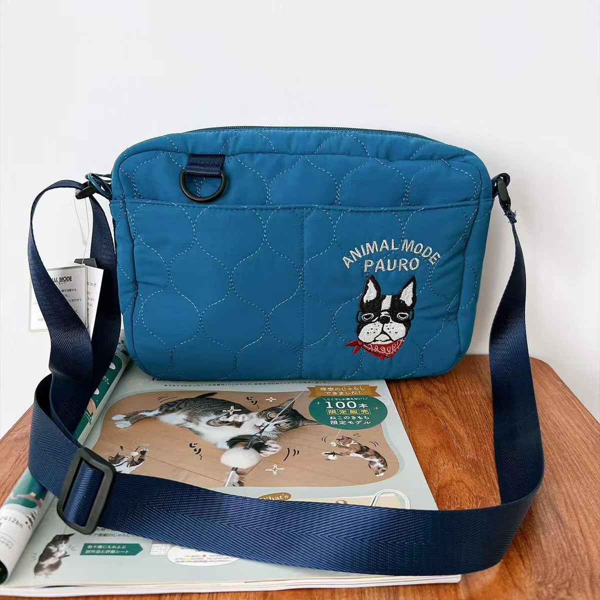日本Kusuguru正品刺繡保羅法鬥絎縫斜背包肩背包手機包逛街623|保羅雀藍9693-3
