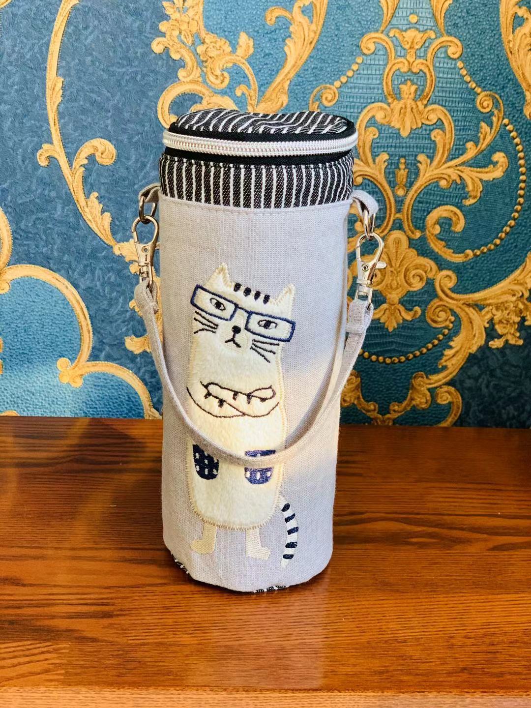 日本新款刺繡貓咪水壺包水壺袋保溫鋁箔包手提水杯套|淺灰色/500 ml-1000 ml