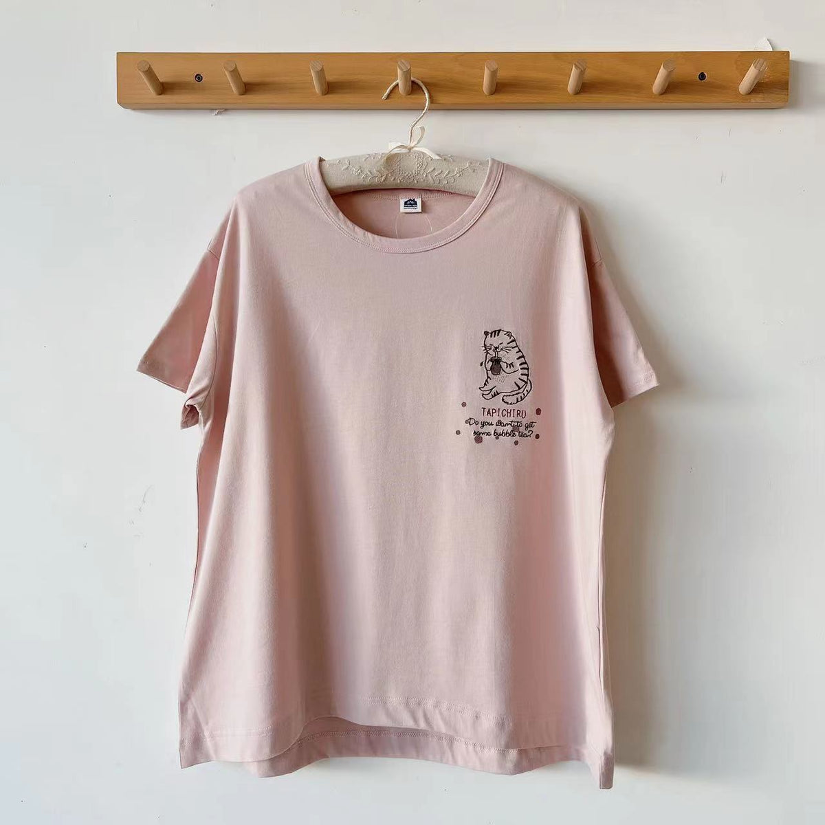 日本Kusuguru刺繡貓咪女性棉T圓領短袖衫純棉休閒棉衫百搭943|淡粉色6153-1/單一尺寸