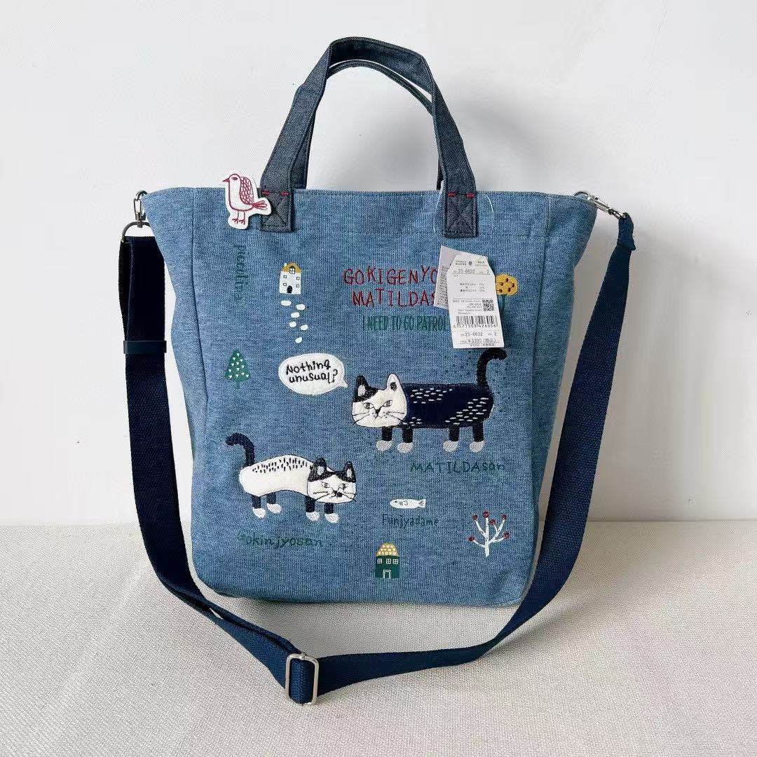 日本Kusuguru正品刺繡爬貓斜背包肩背包手提包手提包補習通勤969|爬貓藍6632-2