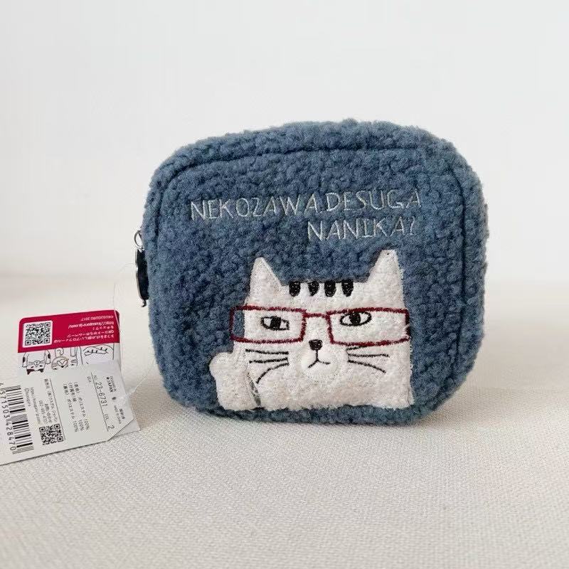 日本Kusuguru正品刺繡眼鏡貓仿羊羔毛零錢包手拿包小物收納974|眼鏡貓深灰6731-2