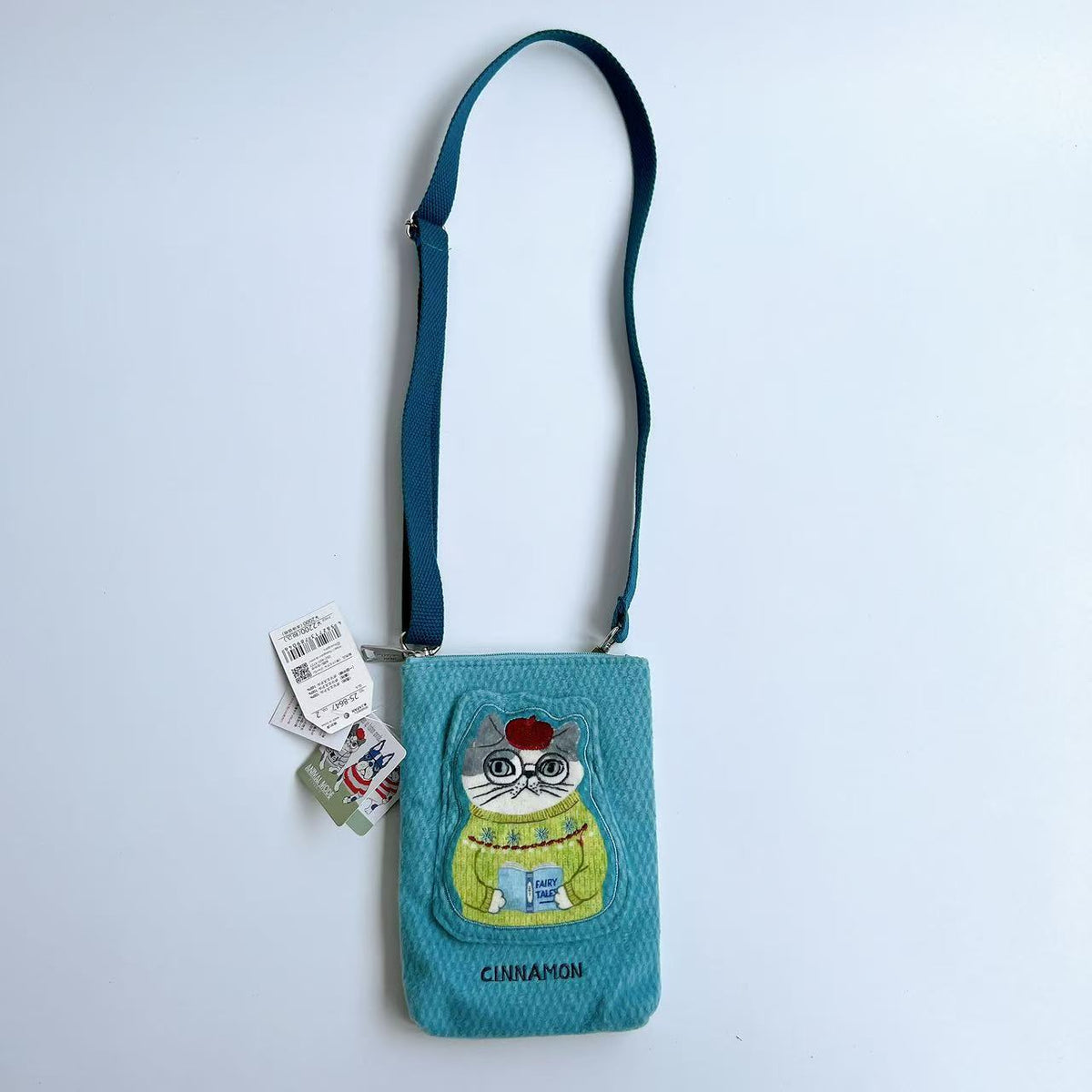 日本Kusuguru正品刺繡法鬥貓咪手機包斜背包肩背包耳機傳輸線417|露西藍8647-2