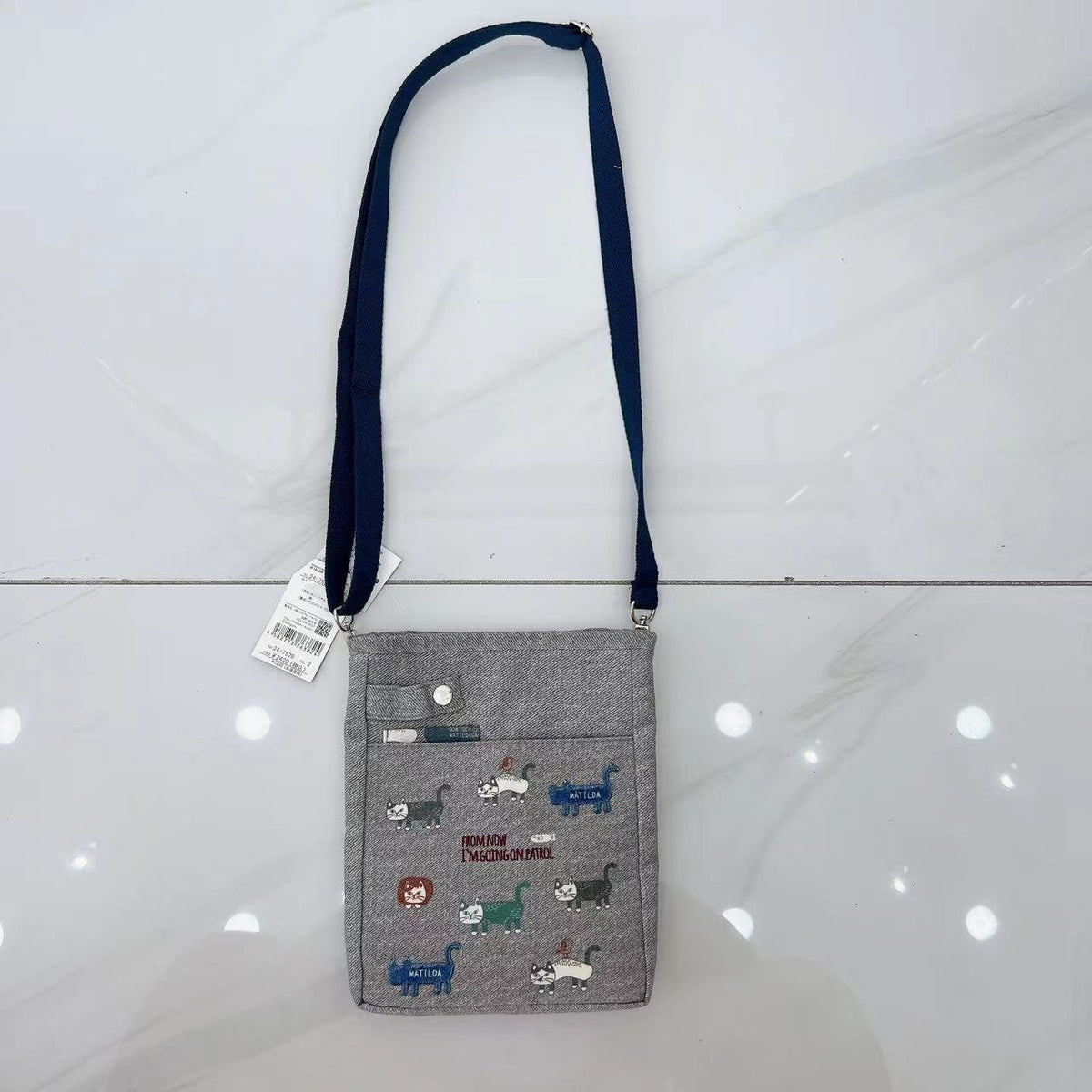 日本Kusuguru刺繡爬貓帆布斜背包肩背包多層手機包通勤布藝201｜灰色7529-2