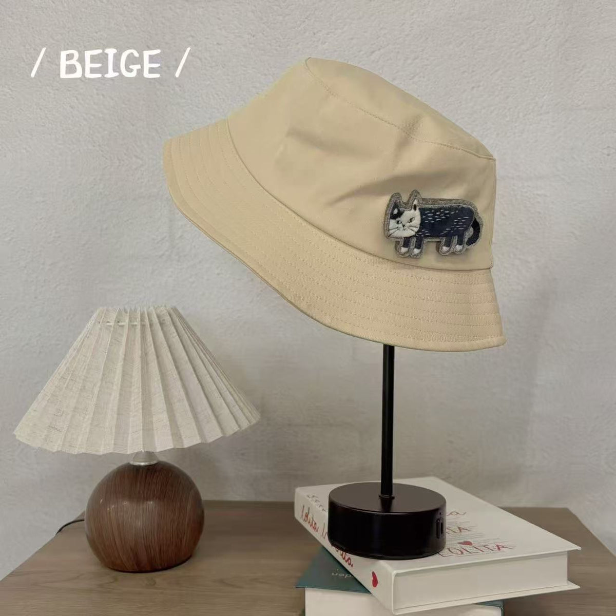 日本Kusuguru正品刺繡爬貓漁夫帽防油汙防水防UV折疊遮陽盆帽529｜卡其色9116-2