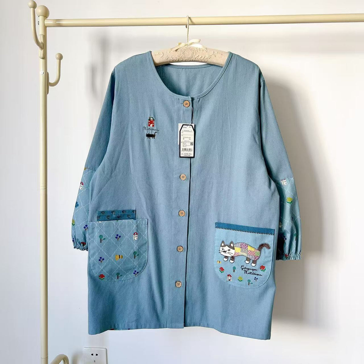 日本Kusuguru正品刺繡爬貓長袖圍裙家務防油防污花藝烘焙反穿401｜爬貓藍色8537K2