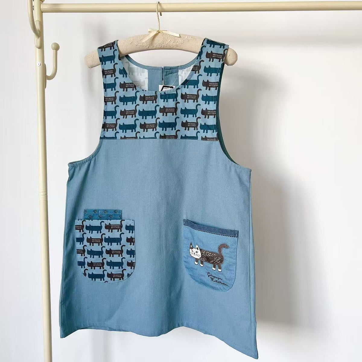 日本Kusuguru正品刺繡爬貓圍裙家務防油防污布藝花藝烘焙卡通401｜爬貓藍8534-2