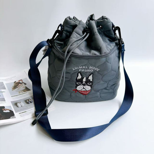 日本Kusuguru正品刺繡法鬥犬肩背包斜背包絎縫抽繩包水桶包623｜保羅深灰9694-2
