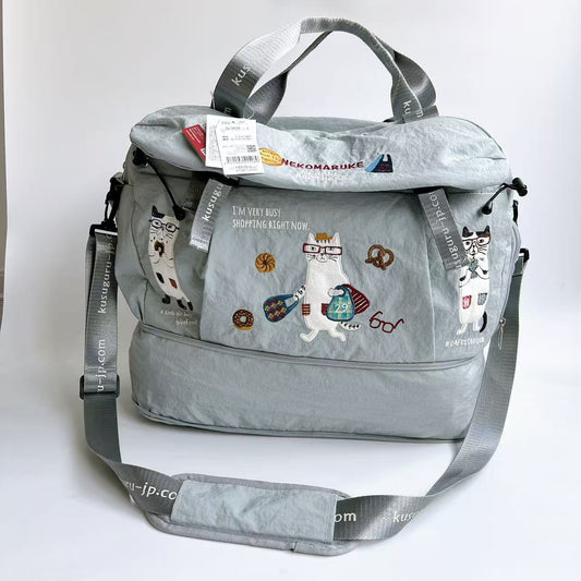 Kusuguru正品刺繡貓咪法鬥大容量可擴展手提斜背旅行行李箱掛包｜眼鏡貓灰9439-1