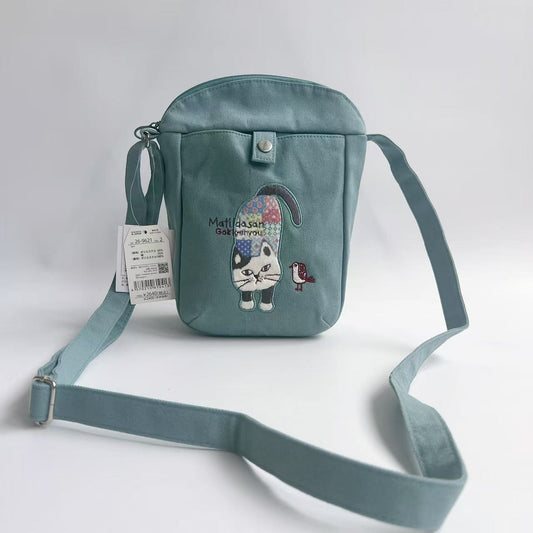 日本Kusuguru正品刺繡爬貓斜背包肩背包手機包耳機傳輸線包601｜爬貓湖藍色9621-2