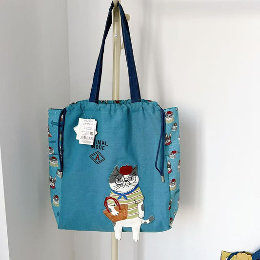 日本Kusuguru正品刺繡貓咪法鬥肩背包手提包抽繩包逛街購物502｜露西藍色9042-2
