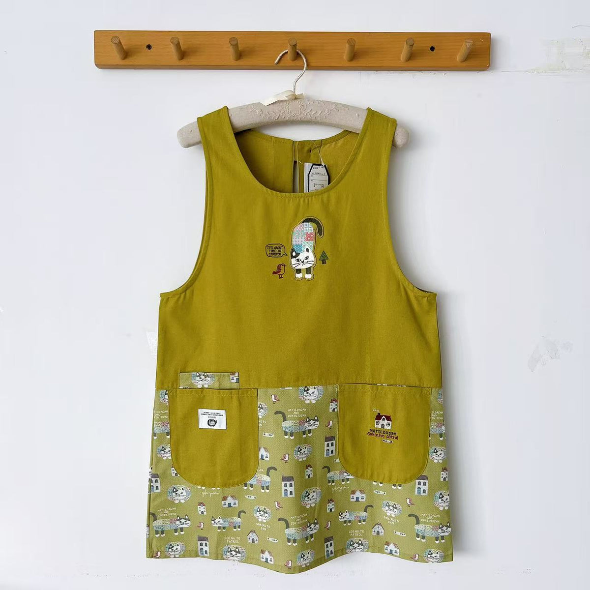 日本Kusuguru正品刺繡爬貓圍裙家務防油防污花藝烘焙布藝卡通601｜爬貓芥黃色9615-1
