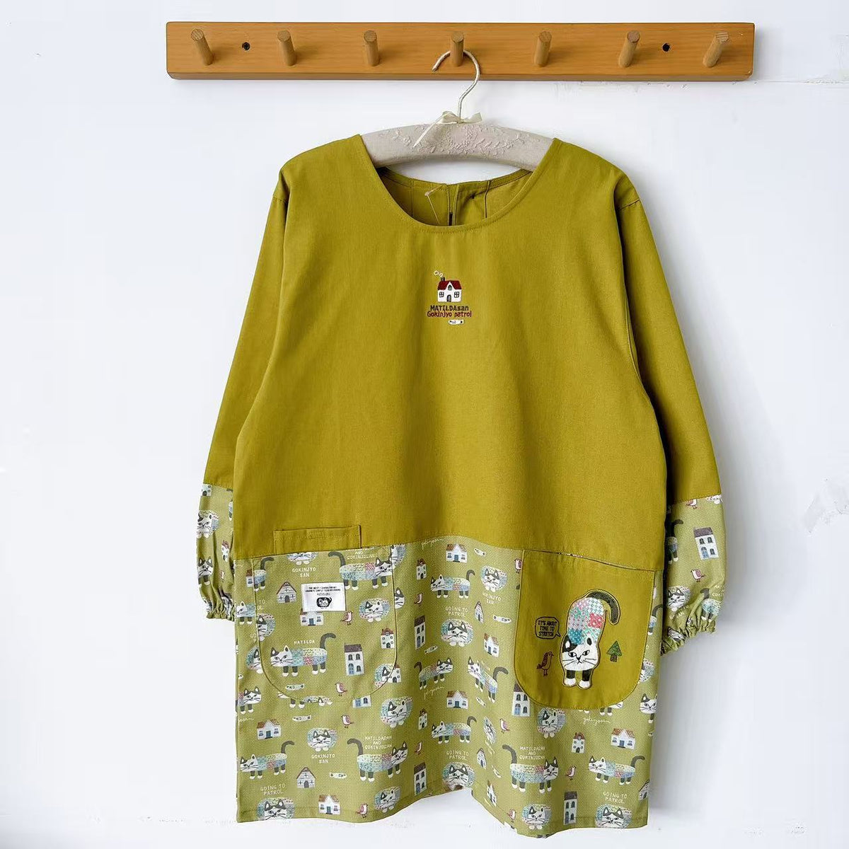 日本Kusuguru正品刺繡爬貓圍裙家務防油防污花藝烘焙防汙罩衫卡通601｜爬貓芥黃色9616-1