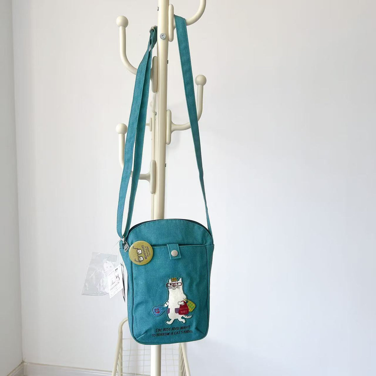 日本Kusuguru正品刺繡貓咪斜背包肩背包手機包逛街購物帆布包400｜藍綠8508-3