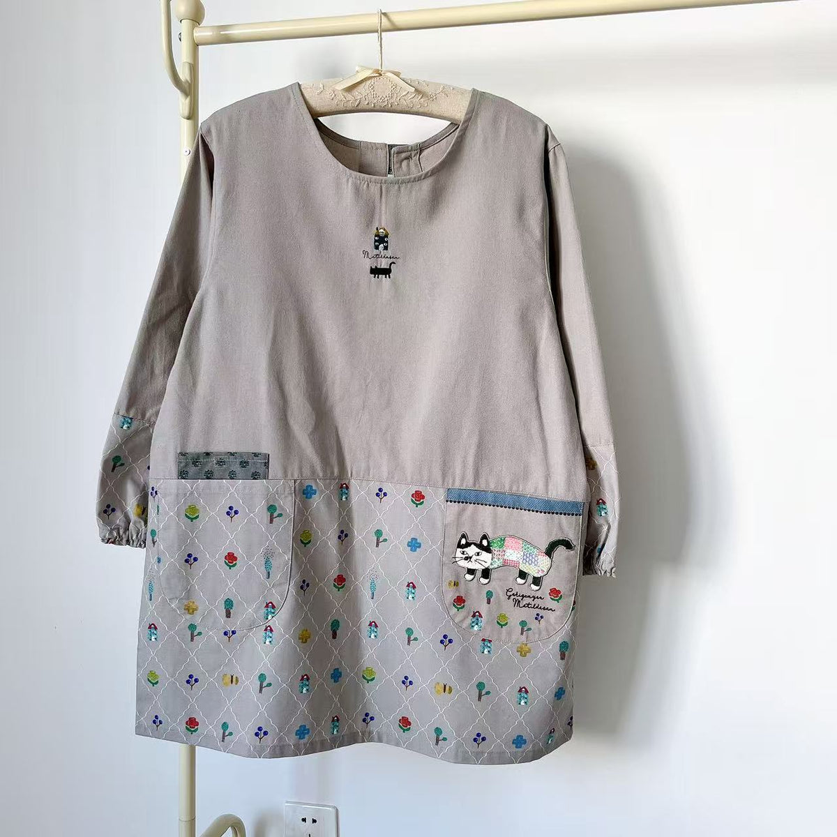 日本Kusuguru正品刺繡爬貓長袖圍裙家務防油防污花藝烘焙反穿401｜爬貓灰色8535-1