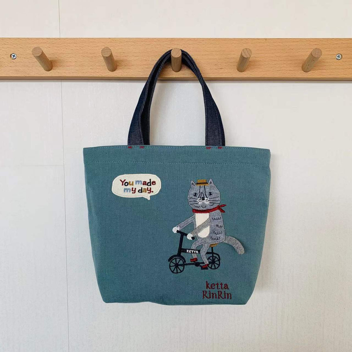 日本KUSUGURU刺繡騎單車貓咪手提包手提包飯盒包逛街購物包900｜藍綠色