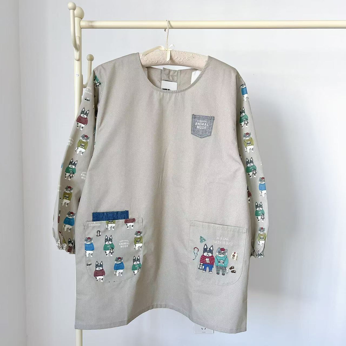 日本Kusuguru刺繡法鬥貓咪圍裙長袖防油汙帆布花藝烘焙反穿服402｜露西and保羅米色8519-1