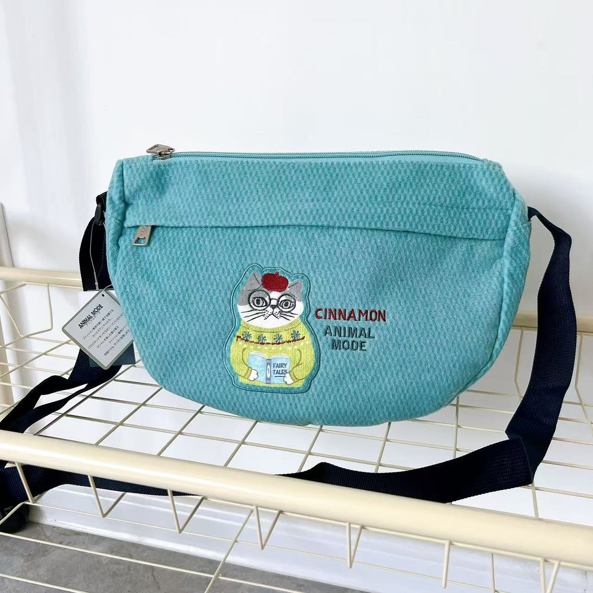 日本Kusuguru正品刺繡貓咪法鬥斜背包半月包肩背包腋下包通勤417｜露西貓咪藍8649-2
