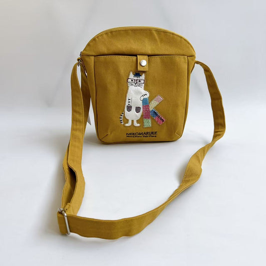 Kusuguru正品刺繡眼鏡貓斜背包肩背包手機包布藝包逛街通勤600｜眼鏡貓芥黃9607-1