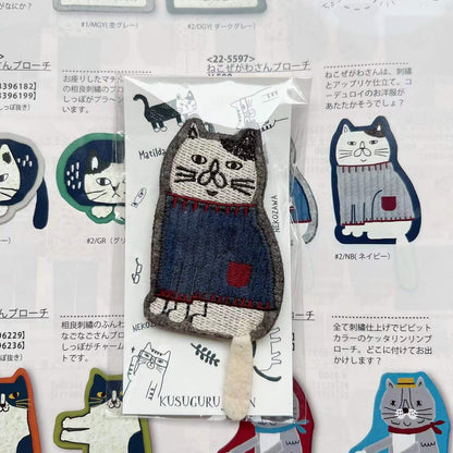 日本Kusuguru刺繡貓咪卡通刺繡胸針毛氈別針包包衣服掛飾吊飾926｜胖貓淺灰5597-1