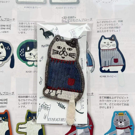 日本Kusuguru刺繡貓咪卡通刺繡胸針毛氈別針包包衣服掛飾吊飾926｜胖貓淺灰5597-1