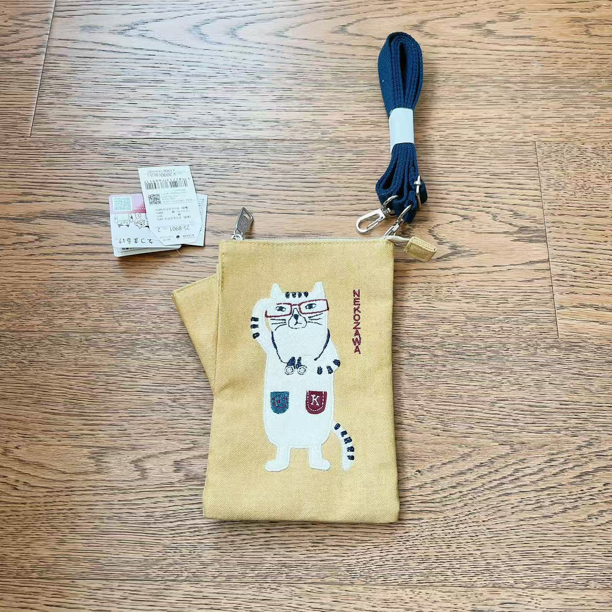 日本kusuguru刺繡眼鏡貓咪手機包斜背包肩背包布藝耳機傳輸線960｜眼鏡貓黃色8901-2