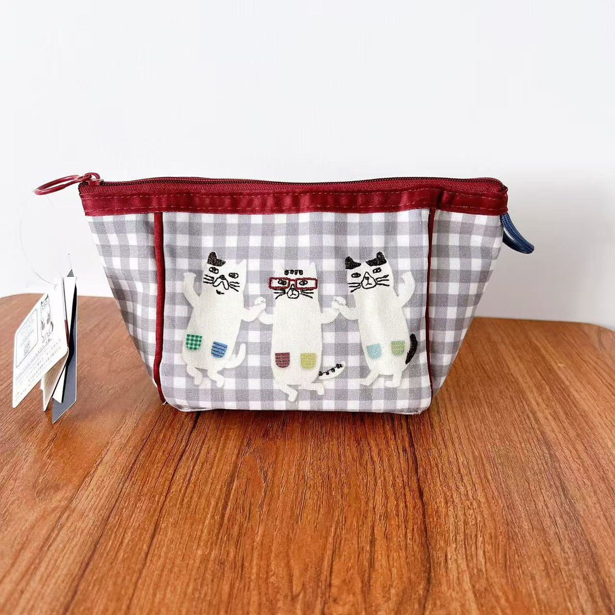 日本kKusuguru正品刺繡眼鏡貓格子零錢包手拿包小物收納包布藝500｜淺灰格子9005-1