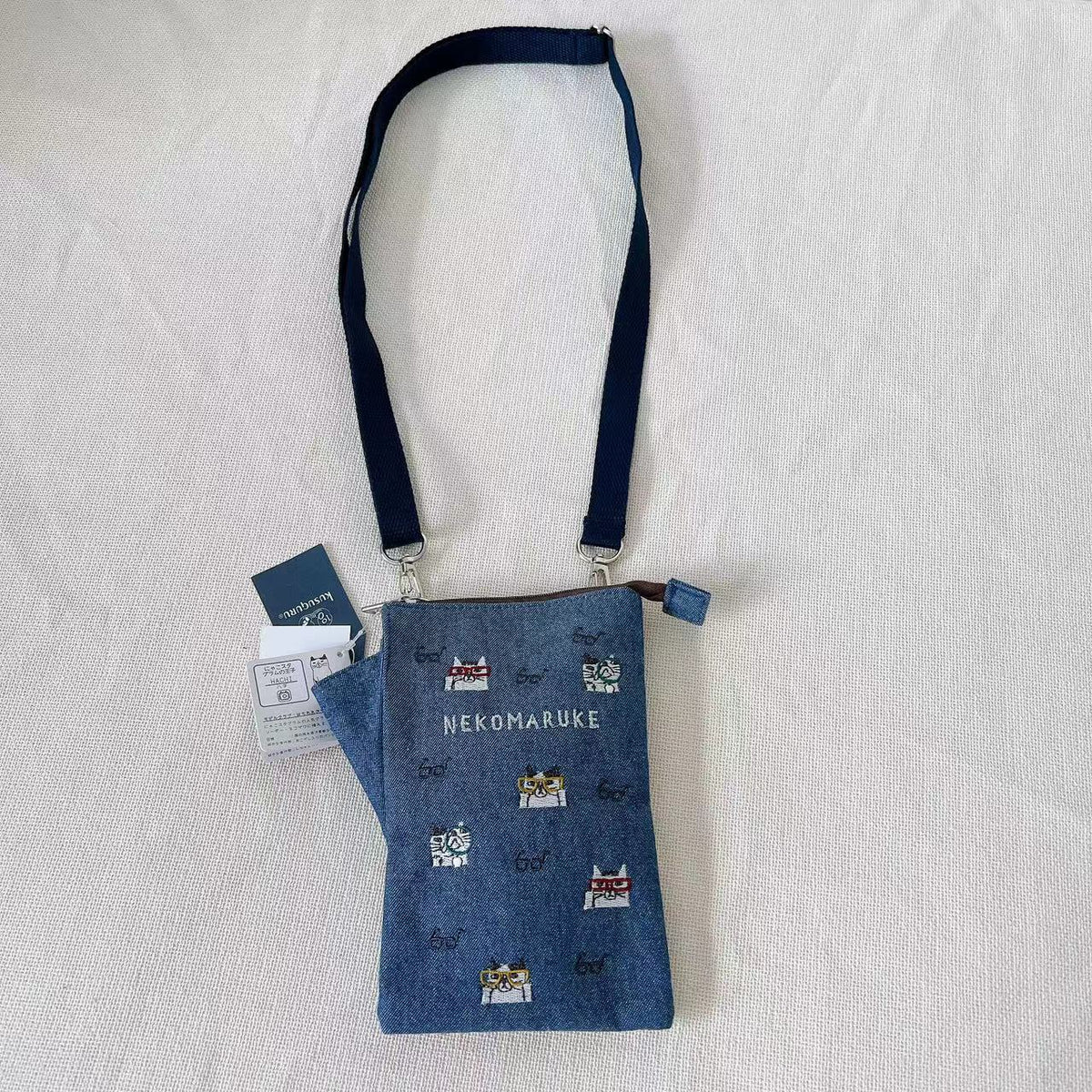 日本kusuguru重工刺繡貓咪斜背包肩背包手機包耳機傳輸線收納200｜牛仔藍7508-2