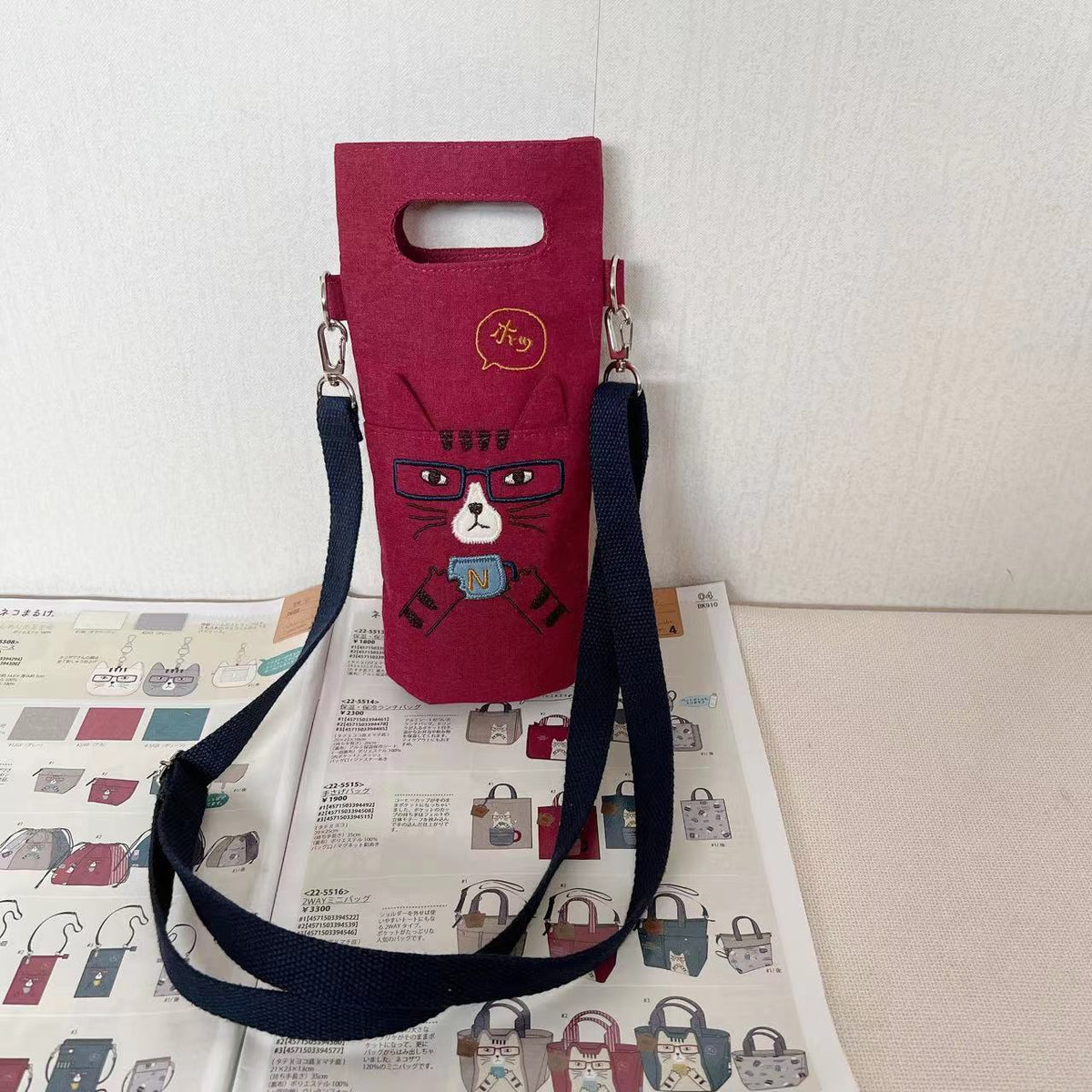 日本kusuguru刺繡貓咪錫箔保溫杯套斜背手提卡通兒童布藝杯套910｜酒紅色5513-2
