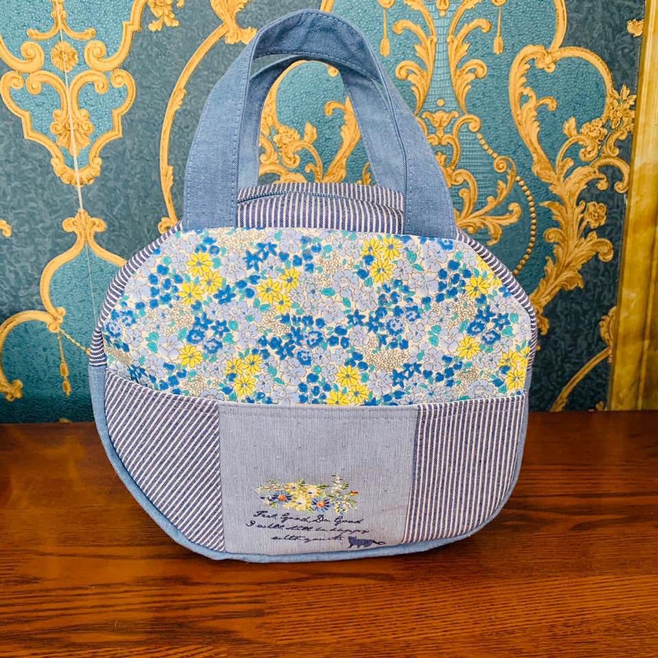 日本新款布藝碎花拼接刺繡貓咪手提包手提包飯盒包逛街購物包清新｜藍色