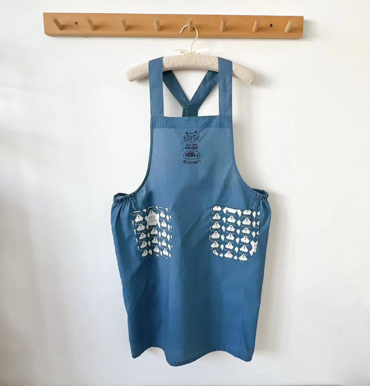 日本kusuguru刺繡米奇羅貓咪圍裙家務防油防污花藝烘焙卡通103｜藍色7055-2