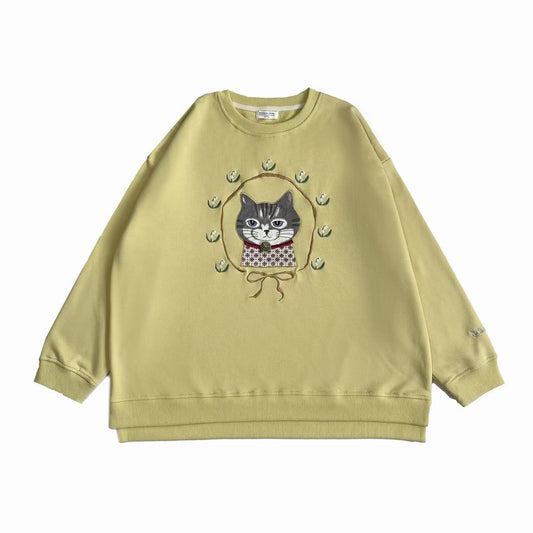 日本Kusuguru正品刺繡貓咪狗子大學T圓領休閒毛圈長袖寬鬆415432｜蜜豆粽子黃色8636-1／單一尺寸