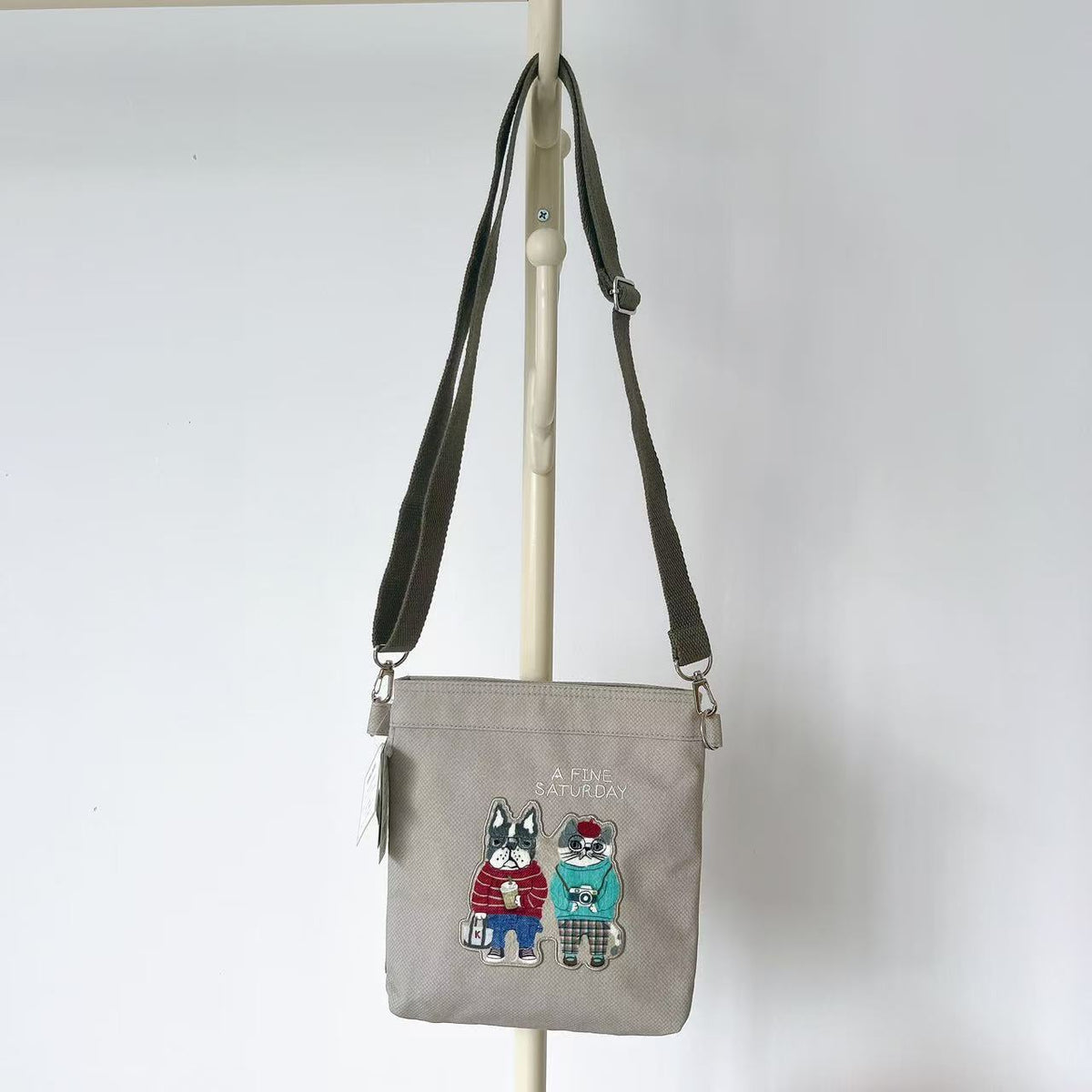 日本Kusuguru正品刺繡法鬥貓咪斜背包帆布肩背包卡通布藝通勤402｜露西and保羅米8525-1