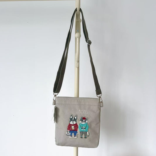 日本Kusuguru正品刺繡法鬥貓咪斜背包帆布肩背包卡通布藝通勤402｜露西and保羅米8525-1